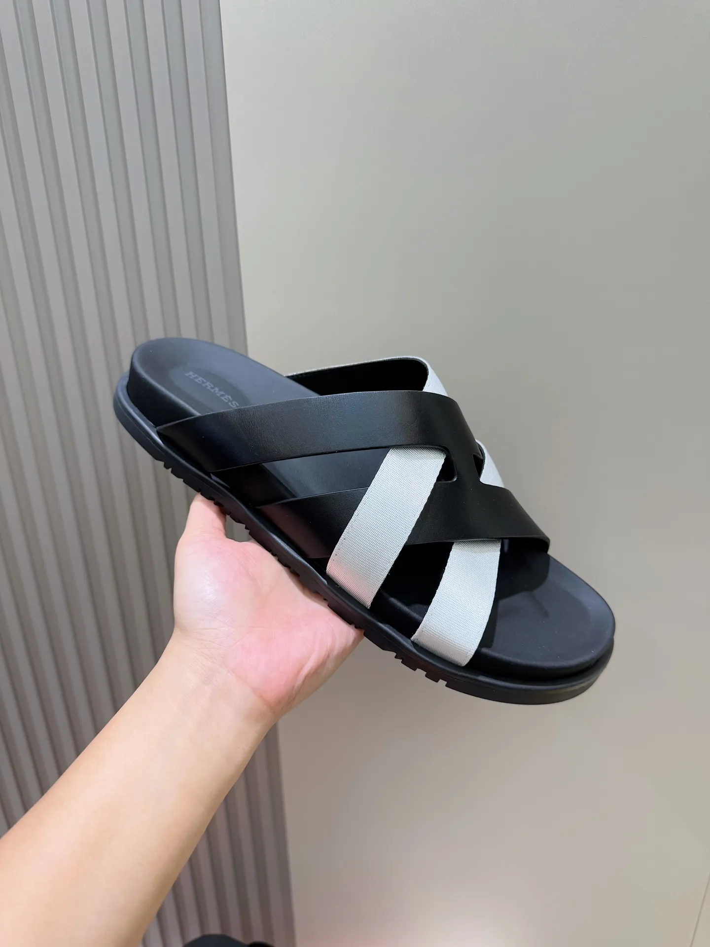 Batch 280 Hermes men's Kazimir slippers - top quality woven calfskin functional sandals, with interwoven uppers inspired by the "H" iconic pattern to create a casual look, perfect for summer. Imported cowhide + cowhide lining + rubber outsole Size: 38-44 (.45.46 customized)